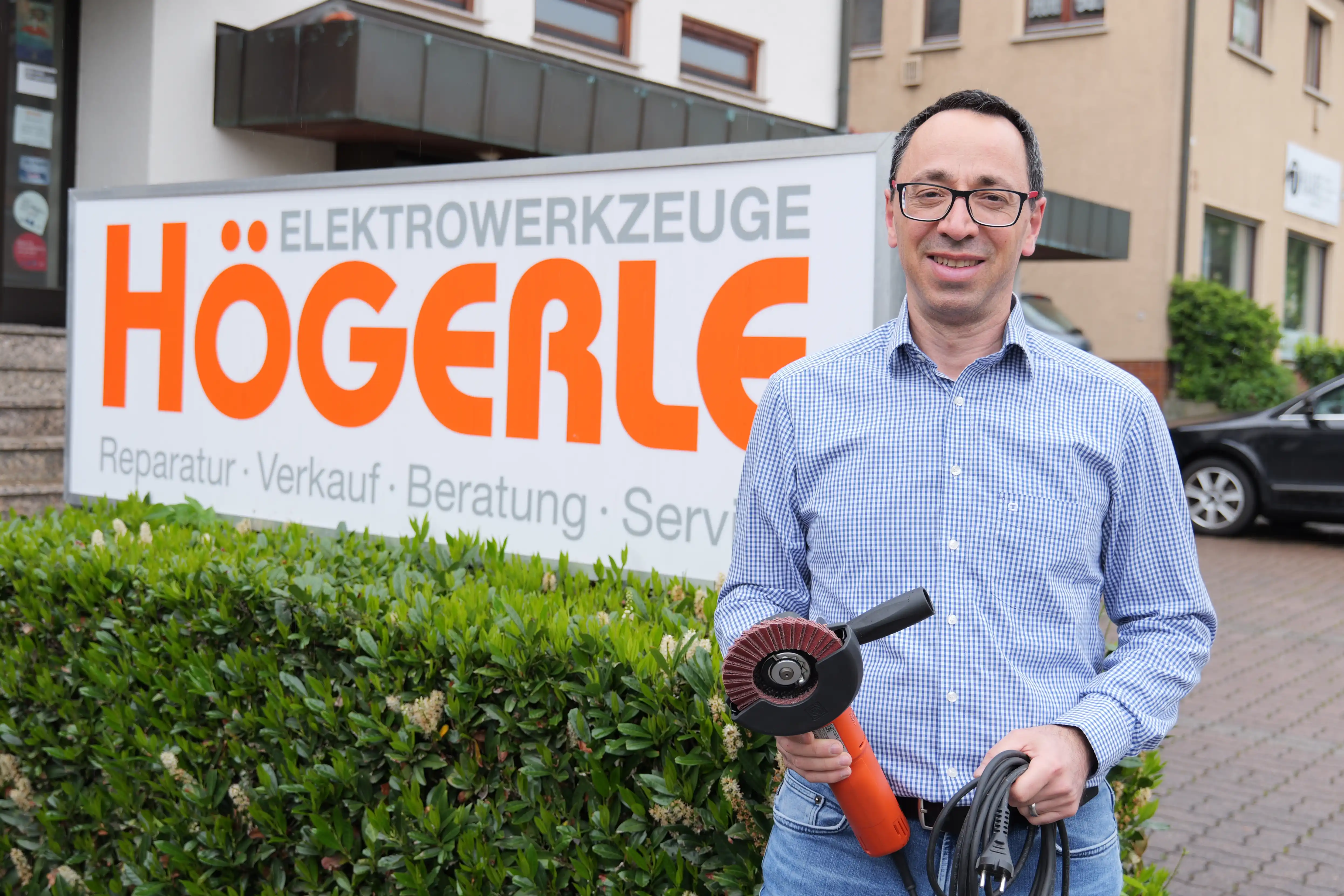 Fein Winkelschleifer CG 15-125 BL vor dem Ladengeschäft
